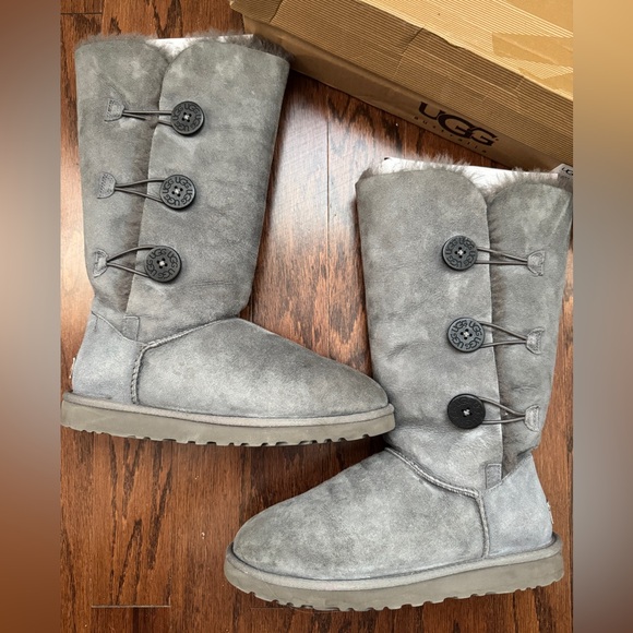 UGG Button Bailey Triplet, Grey. Size 9 - Picture 3 of 8